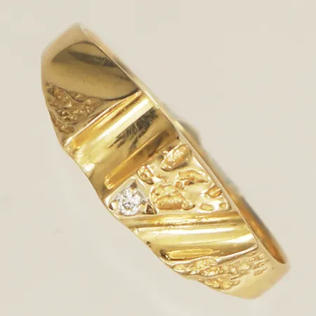 Ring med diamant 1xca0,01ct enligt gravyr stl:19¾ bredd 5,8mm Västerås Guld AB år 1991 18K Vikt: 2,3 g