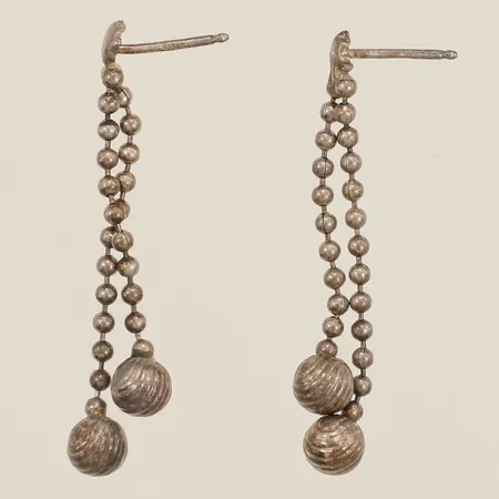 Ett par örhängen längd 36,8mm bredd 2,9-6,7mm snurrebussar saknas ostämplat silver 925/1000 Vikt: 2,5 g