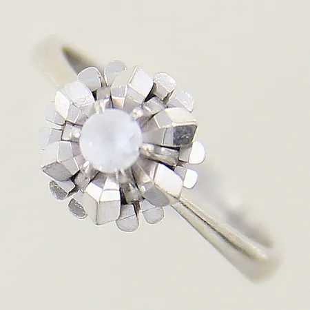 Ring med vit sten stl:17½ bredd 3,2-9mm 18K Vikt: 4,5 g