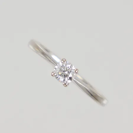 Ring med diamant 1xca 0,20ct, stl 16, bredd 1,7-3,8mm, vitguld 14K Vikt: 1,6 g