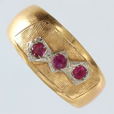 Ring med röda stenar stl:17¼ bredd 3,5-8,5mm 18K.  Vikt: 3,2 g