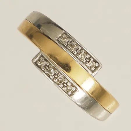 Ring med diamanter 8xca 0,005ct stl:17 bredd 7,1mm GHA tvåfärgat 18K Vikt: 2 g