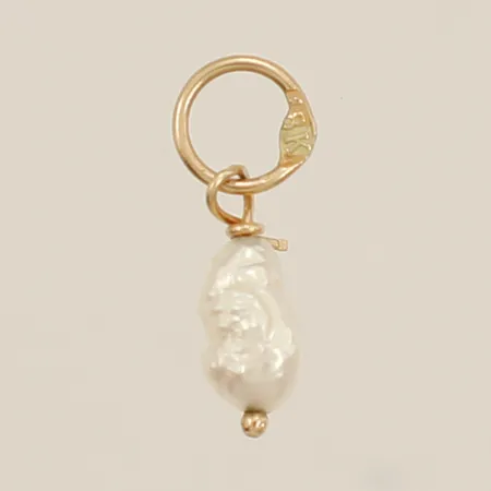 Hänge med opal längd 14,1mmm bredd 4,8mm 18K Vikt: 0,2 g