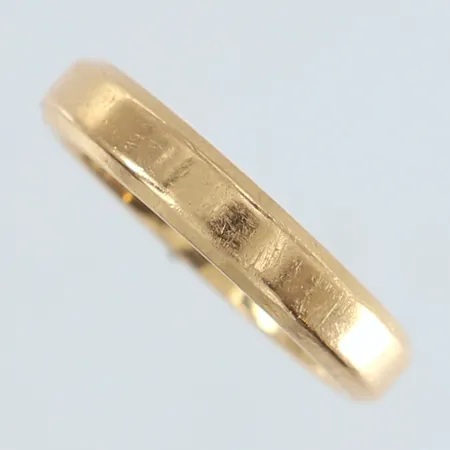 Ring slät stl:17½ bredd 4mm repig gravyr 18K.. Vikt: 5,7 g