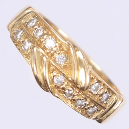 Ring med diamanter totalt 0,24ctv W/SI enl. gravyr stl:18¼, bredd 4-8mm, gravyr, 18K Vikt: 5,3 g