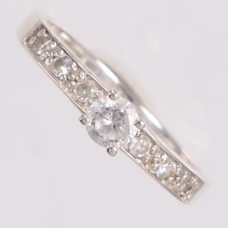 Ring med vita stenar stl:19 silver 925/1000 Vikt: 2,3 g