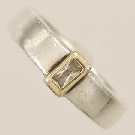 Ring med vit sten stl:18 bredd 6,8mm silver 925/1000 Vikt: 5,1 g