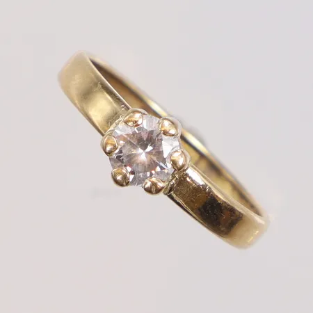 Ring med vit sten stl:17 bredd 2,5-5mm 18K Vikt: 0,9 g