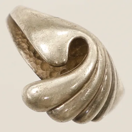 Ring stl:18¾ bredd 14,4mm ojämnheter på skena silver 925/1000 Vikt: 6,1 g