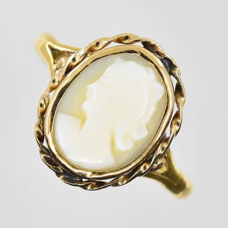 Ring med kamé stl:16¼, bredd 2-13 mm, sliten kamé, skeva skena, fattning i 18K, skena 23K. Vikt: 3,3 g