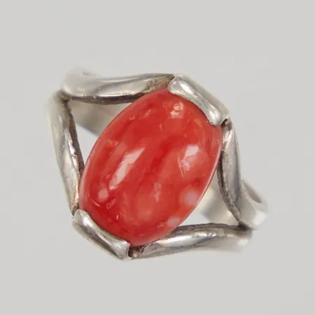 Ring med orange sten, stl 16¾, bredd 4,5-14,5mm, ostämplad silver Vikt: 3,4 g