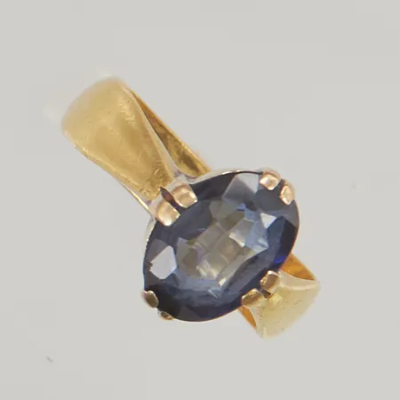 Ring stl17,5 bredd:5,3-12,3mm med blå sten 23K 7,7g.
