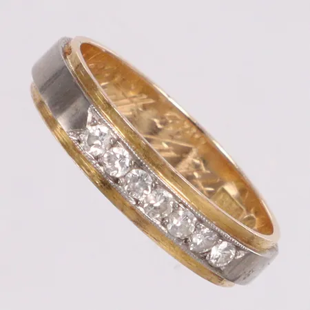 Ring med diamanter 7x0,02ct stl:17½ gravyr 18K Vikt: 3,9 g