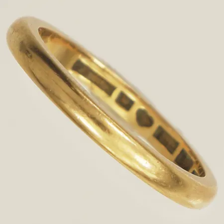 Ring stl:17½ bredd 2,4mm personlig gravyr 20K Vikt: 3,9 g