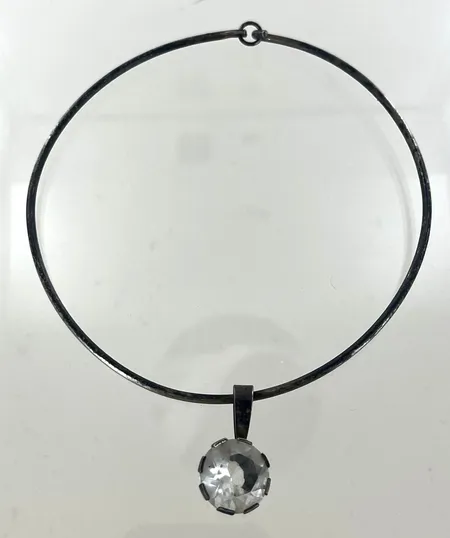 Halsring med hänge diam 11 cm längd 3 cm bredd 18 mm, 70-tal silver Vikt: 24,5 g
