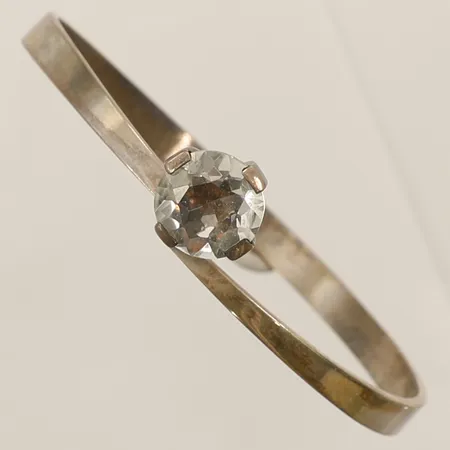 Stelt öppningsbart armband med bergkristall Ø ca 6,2cm, bredd 5,5mm Vicson, Victor Jansson år 1967 aningen skev silver 830/1000 Vikt: 18,3 g