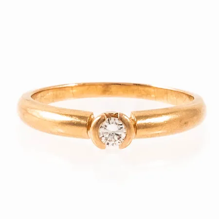 Stjärnringen Dione med en briljantslipad diamant 0,17ct Tw(F-G)/vs stl:19¼ bredd 1,9-4,3mm, slitage skena och fattning, 18K 4,3g.