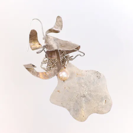 Diverse silver med pärlor, defekt silver 925/1000 Vikt: 19,5 g