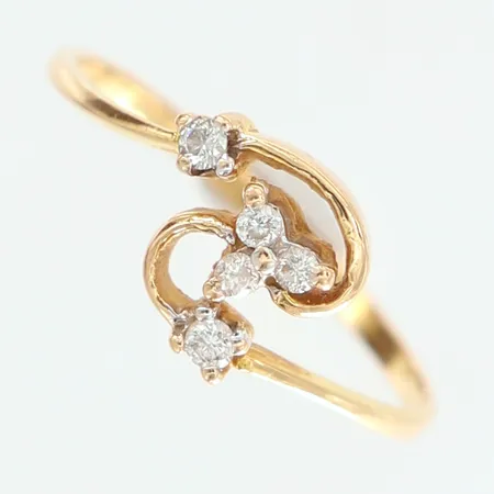Ring med vita stenar stl:17 bredd 1,4-8mm 18K.  Vikt: 1,4 g