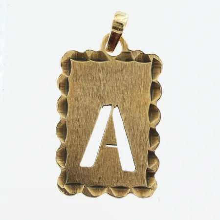 Hänge bokstaven A 23x13mm slitage på öglor 14K. Vikt: 0,7 g