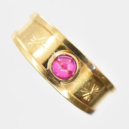 Ring med röd sten stl:17¼, bredd 4-7 mm, 18K. Vikt: 1,9 g