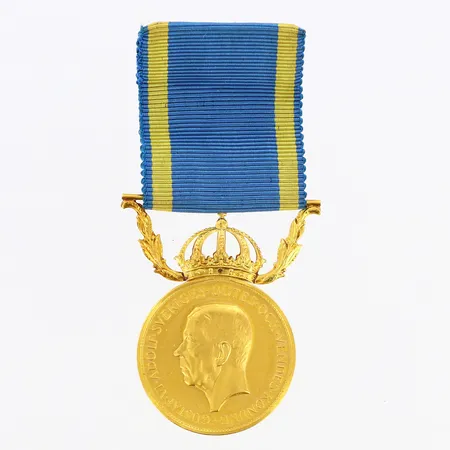 Medalj Gustaf V Sveriges Göt o Vend Konung - Af Kungliga Patriotiska Sällskapet, För Långvarig trogen tjänst ca Ø35mm personlig gravyr mynt 23K krona inkl ögla i 18K, bruttovikt med tygband 16,1 gram Vikt: 16,1 g