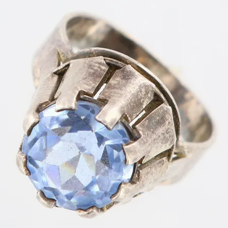 Ring med blå sten stl:16¾, bredd 3-14mm, hög infattning, silver 830/1000 Vikt: 4,5 g
