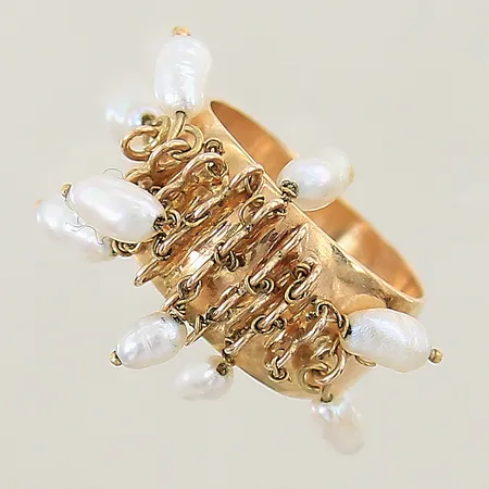 Ring med odlade sötvattenpärlor stl:17 bredd 5-10mm skev skena ostämplad 18K Vikt: 5,9 g