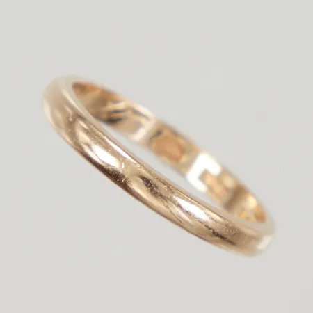Ring slät stl 18, bredd 2,7mm, gravyr, 18K Vikt: 3,4 g