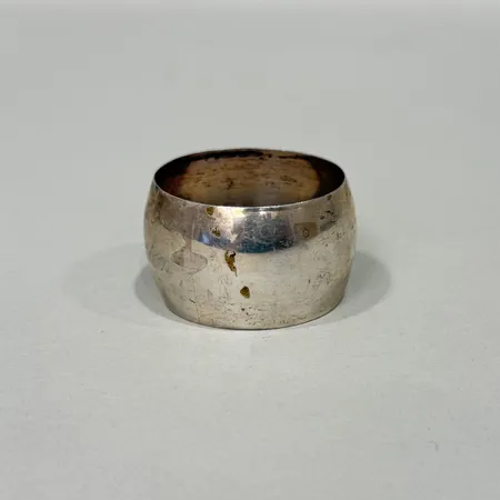 Servettring Ø46mm gravyr samt repig silver 800/1000 Vikt: 14,7 g