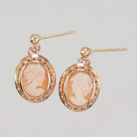 Ett par örhängen med camé, stoppar saknas, 15mm, 18K Vikt: 1,9 g