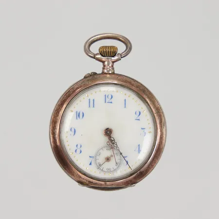 Hängur Galonne Ø ca 32mm, går ej, repig, silver. Bruttovikt: 24,9g