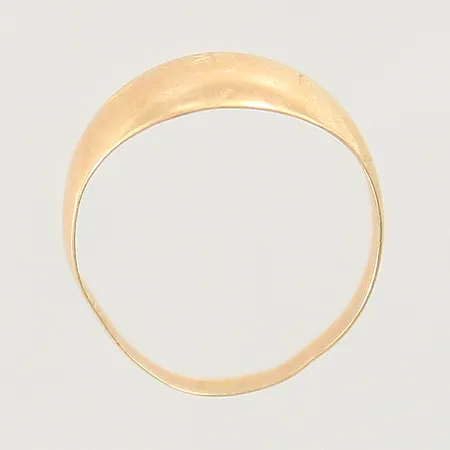Ring med dekor stl:16½ bredd 3,1-9mm bucklig samt skev skena 18K  Vikt: 1,2 g