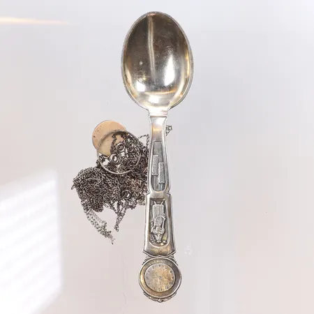 Diverse silver, delvis defekt, delvis gravyr, 830/1000 silver Vikt: 45,4 g