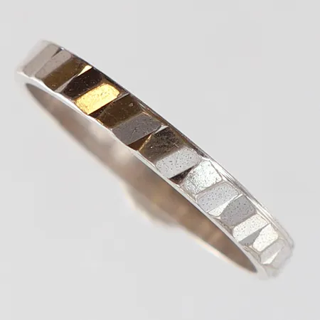 Ring med dekor stl:16¼ bredd 2,5mm Silver 925/1000.  Vikt: 1,1 g