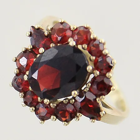 Ring med granater stl:17 bredd 1,9-15mm gulmetall