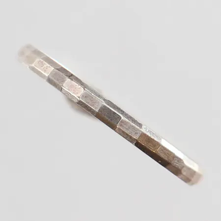 Ring med dekor stl:16 bredd 1,7mm Silver 925/1000.  Vikt: 0,5 g
