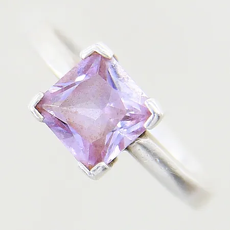 Ring med lila sten stl:18¼ bredd 2,3-7,9mm silver 925/1000 Vikt: 4,1 g