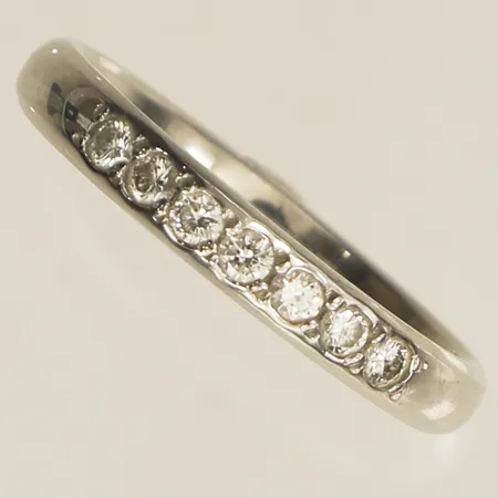 Ring med diamanter 0,32ctv enligt gravyr stl:20 bredd 3,5mm vitguld 18K Vikt: 5,6 g