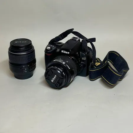 Kamera Nikon D40 serienr 6134032 inget simkort, Objektiv Nikon 35-70mm AF Nikkor 1:3.3-4.5. skylightfilter. 2 Objektiv Nikon DX 18-55/3,5-5,6G ED II & Nikon DX AF-S Nikkor 55-200mm 1:4-5.6G ED VR, serienr 3412332, solskydd, fodral, sliten väska, laddare, manual bok om digital fotografi av Scott Kellby Skickas med postpaket.