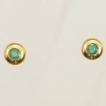 Ett par örhängen med gröna stenar Ø5,8mm en snurrebuss saknas 18K Vikt: 1,3 g