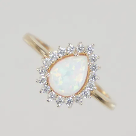 Ring med opalimitation och vita stenar stl:17½, bredd 2,2-12,7mm, 14K, Vikt: 2,1 g