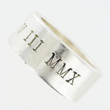 Ring stl:15½ bredd 8mm, text: V III MMX, silver 925/1000 Vikt: 9,7 g