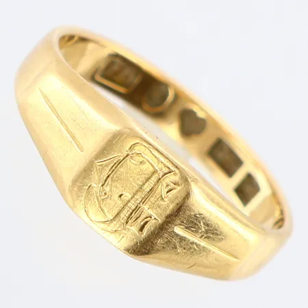 Ring stl:16¾, bredd 3-6mm, gravyr framtill, 18K Vikt: 3,6 g