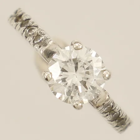 Ring med vita stenar stl:16¼ bredd 2,4-7,0mm silver 925/1000 Vikt: 3,4 g