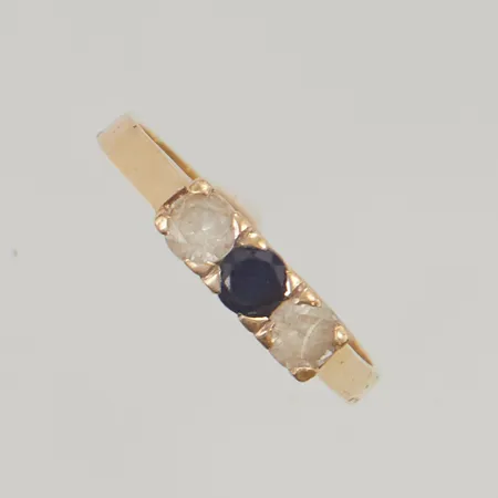 Ring med stenar stl19½, bredd:2,7-4,0mm 18K 4,2g.