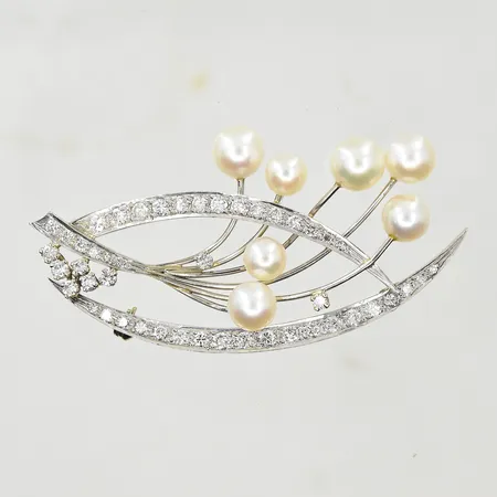 Brosch med diamanter ca 0,70ctv och 7 odlade pärlor, bredd 62mm, höjd 30mm, 14K. Vikt: 12,5 g