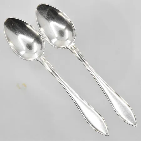2 skedar modell Svensk spetsig längd 13 cm G7/1909, gravyr baksida skaft, silver 830/1000. Vikt: 35,4 g