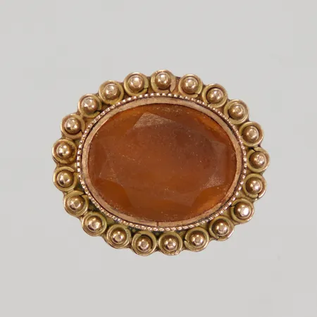 Defekt brosch med orange sten, ca 21,3x18,6mm, repor, slitage, utan nål, Bruttovikt: 5,4g