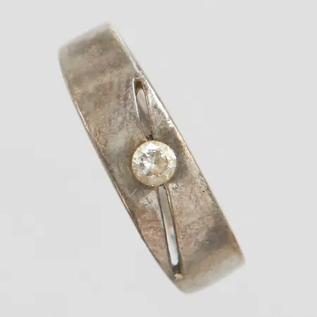 Ring med vit sten stl:17¾, bredd 3-6mm, silver 925/1000 Vikt: 3,2 g